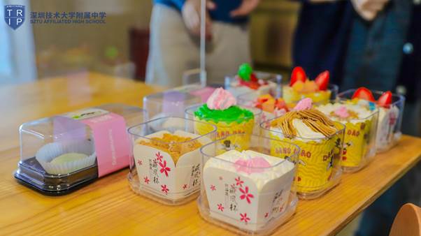 桌子上的生日蛋糕中度可信度描述已自动生成