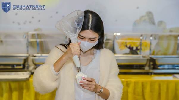 图片包含 室内, 人, 女人, 食物描述已自动生成