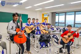 图片包含 室内, 天花板, 人, 男人描述已自动生成