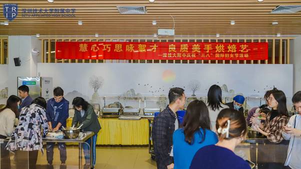 图片包含 室内, 人, 桌子, 人们描述已自动生成